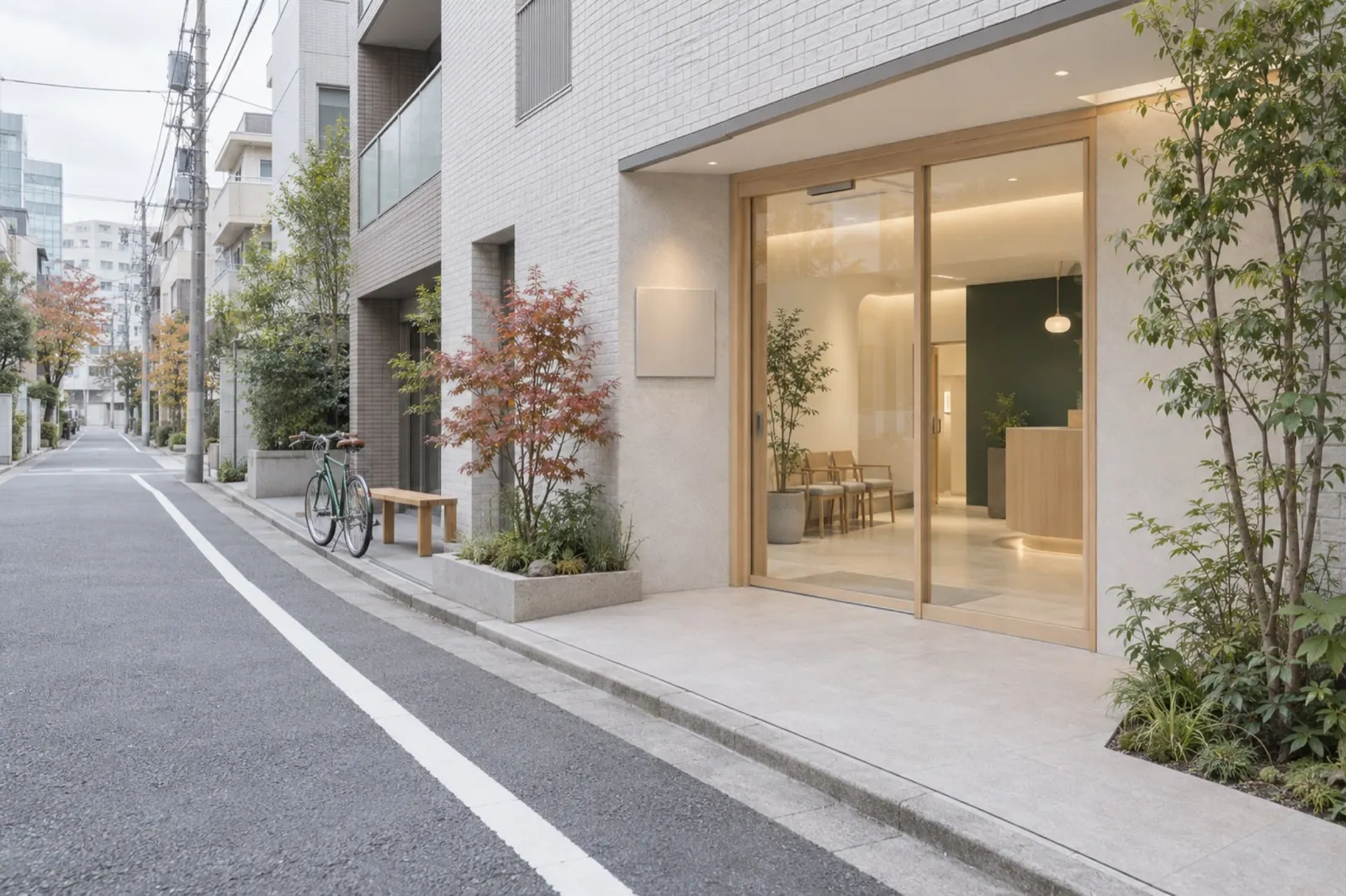 通りに面した、木の枠のガラスの入口（写真は見本）